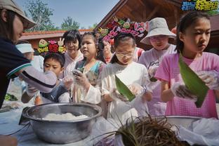 记者：在热刺主场顶棚队徽处，有人站在那里吹喇叭来干扰客队